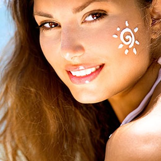 Rostro uniforme y protegido con los maquillajes con protección solar