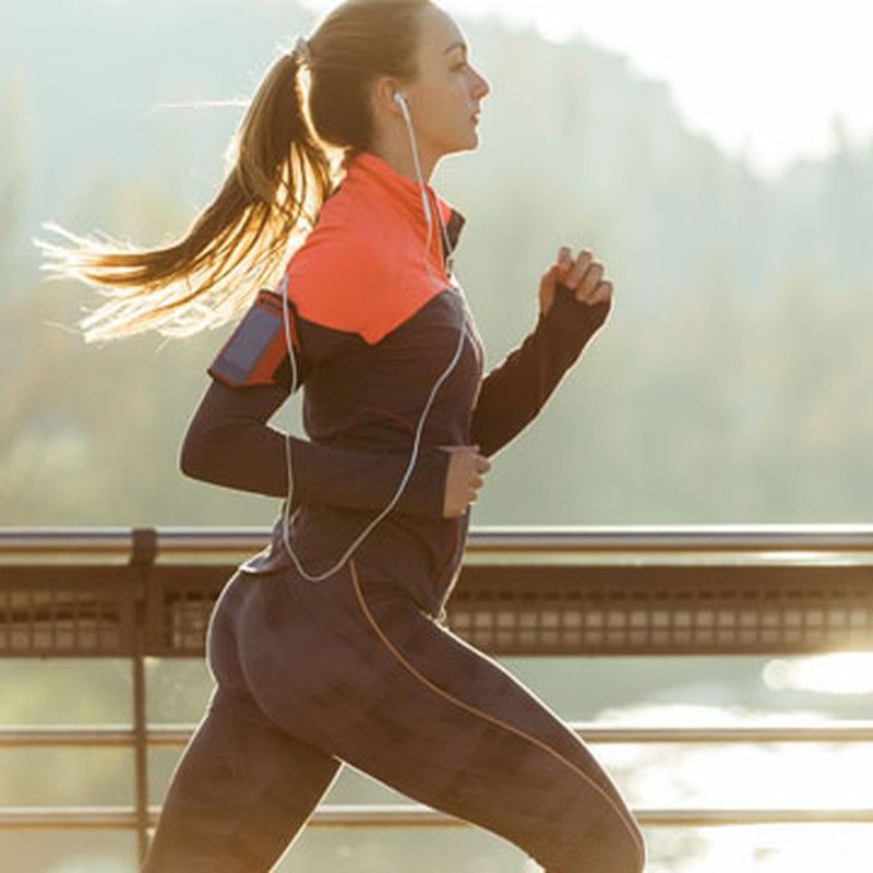 Aumentar el deporte en verano para mejorar los síntomas de piernas cansadas