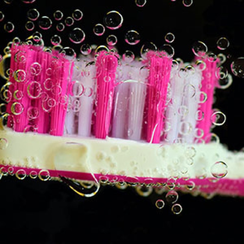 ¿Cómo realizar la limpieza diaria del cepillo de dientes?