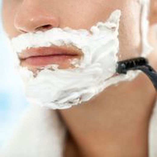 Cuidados faciales para el hombre en cuatro pasos