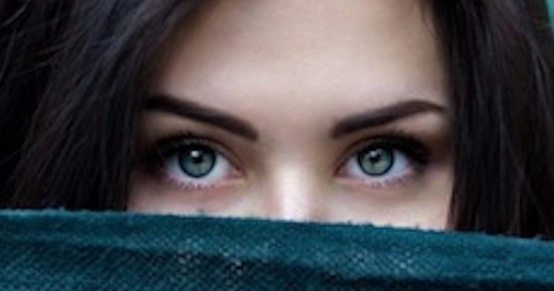 Tendencia de cejas más grandes